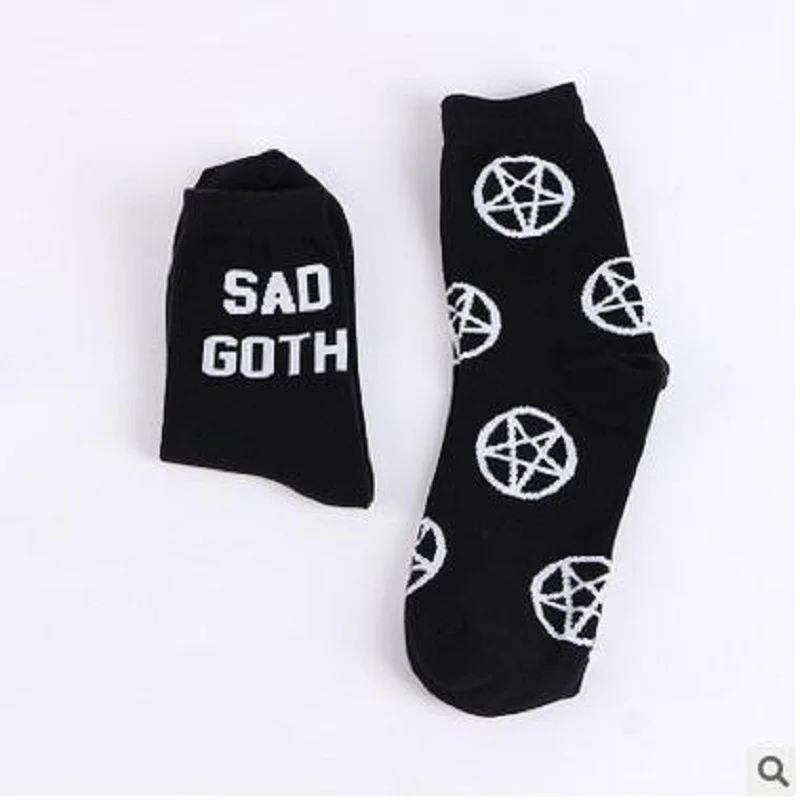 Fashionable beautiful Women's socks  Autumn Winter Black&white Street Fashion Women Skateboard Socks Cool Ootd Funk Hip