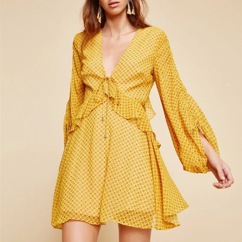 Платье мини TWOTWINSTYLE летнее Пляжное шифоновое с треугольным вырезом рукавами