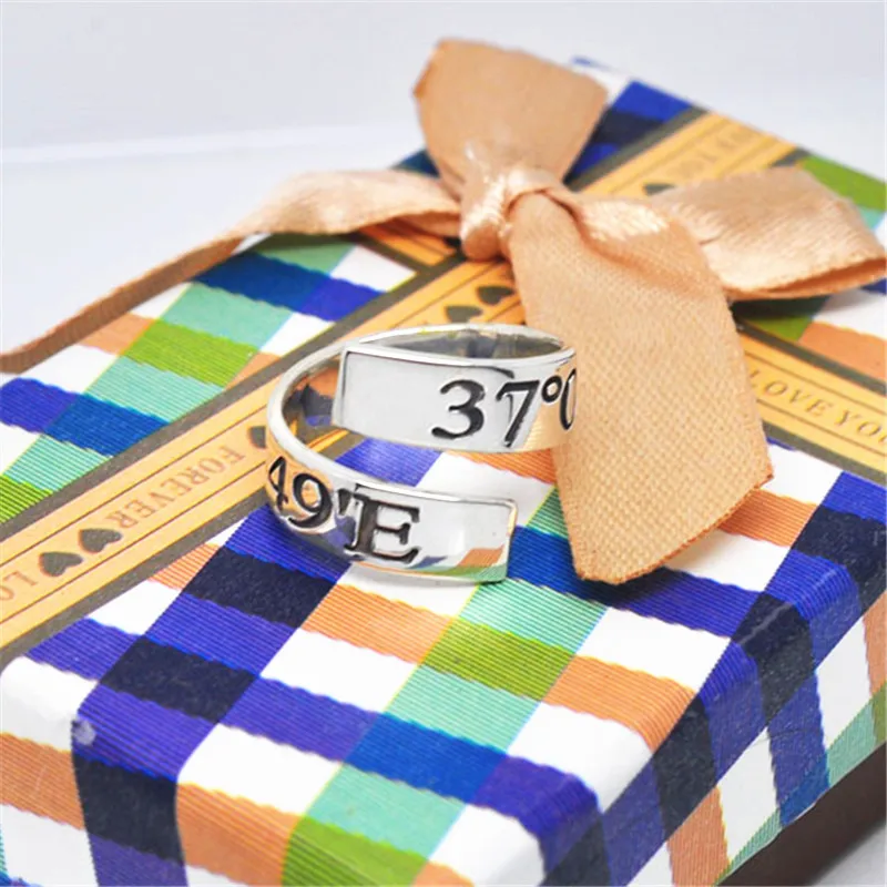 Кольцо спиральное с гравировкой в виде координат серебряное кольцо