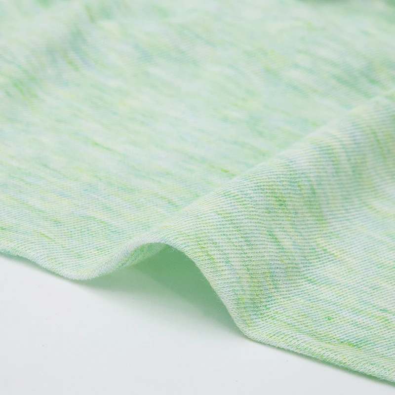 Тонкая хлопчатобумажная ткань может быть прозрачной для летней футболки и