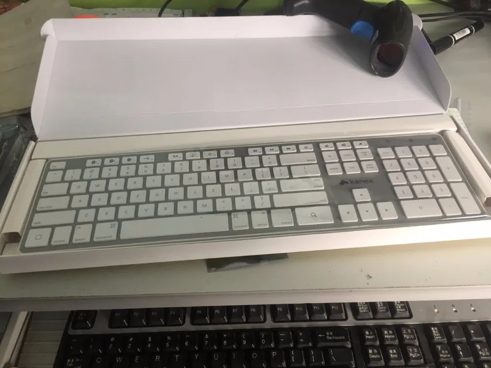 

Fashion MultiSync Bluetooth keyboard for iPhone/iPad/iMac KANEX MultiSync Bluetooth Keyboard with Numeric Keypad