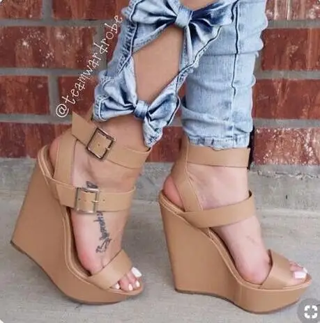 Пикантные босоножки на танкетке с открытым носком цвет белый красный коричневый