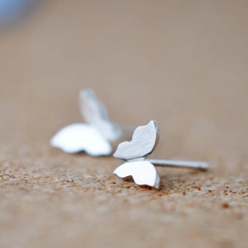 Серьги-пусеты с серебряной бабочкой для женщин и девушек подарок на день