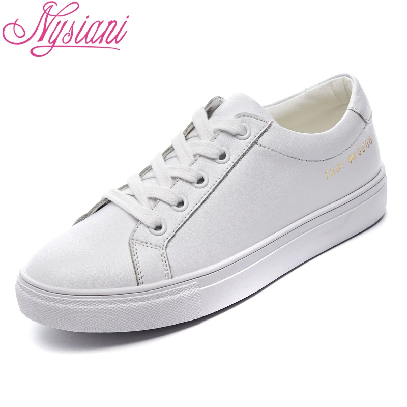 Женская обувь с круглым носком белые кроссовки из спилка повседневная на плоской