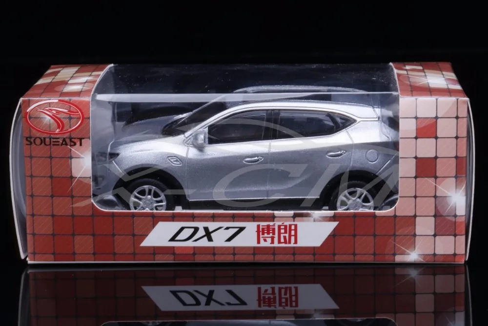 Литая модель автомобиля Soueast Motor DX7 SUV 1:43 (серебристый) имеет фары которые могут