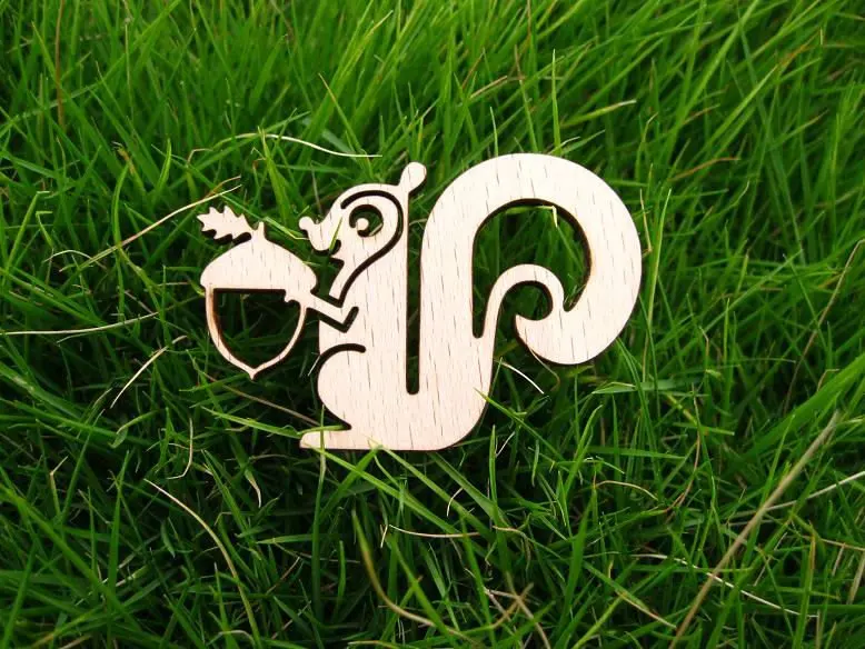 Белка со своей пищевой деревянной брошью | Украшения и аксессуары