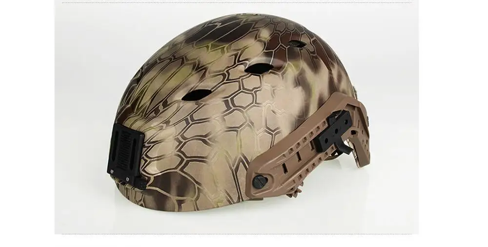 Разноцветный тактический боевой камуфляж питона и черный шлем во многих