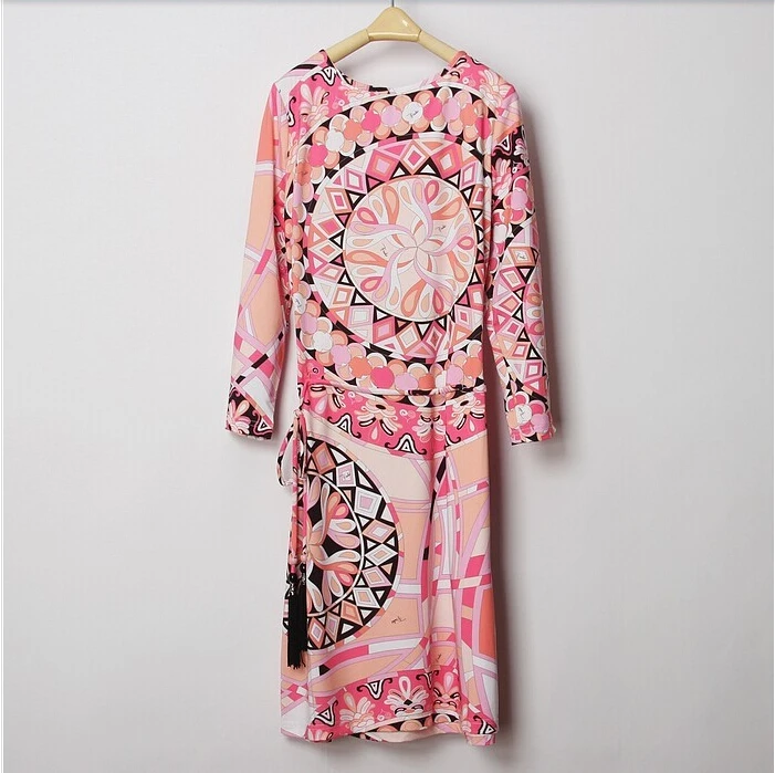 Красивое элегантное милое приталенное эластичное трикотажное платье с розовым