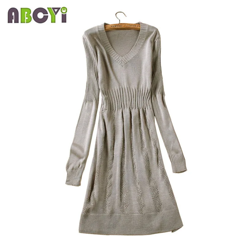 Женское трикотажное платье свитер средней длины серое/черное с V образным