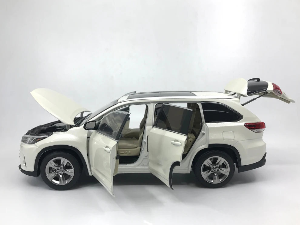 Модель Paudi 1/18 1:18 Масштаб Toyota Highlander белый литой модельный автомобиль игрушка, модель автомобиля двери открытые