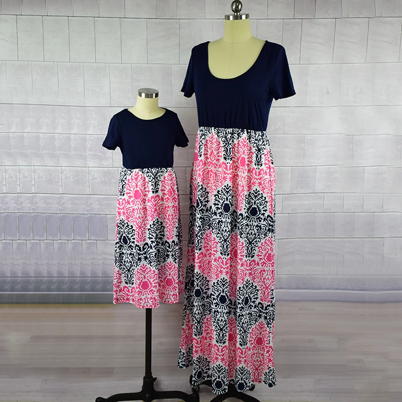 Летнее платье для мамы и дочки длинные платья с короткими рукавами принтом