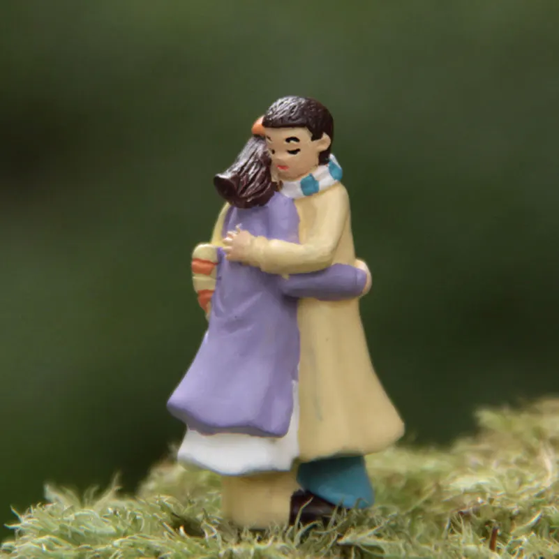 Mini 3.6cm Sweet Huging Action Figure DIY Couple Embracing Hand Micro Landscape PVC Romantic Decoration Model Gifts Anime Toys | Игрушки и