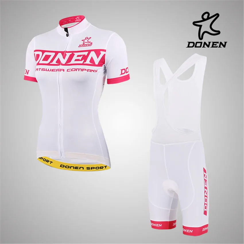 Дамский велосипедный комплект DONEN Cycling в розовой короткорукавной майке команды, с краткими шортами со шлейфами и вкладышами под гонку на велосипеде.
