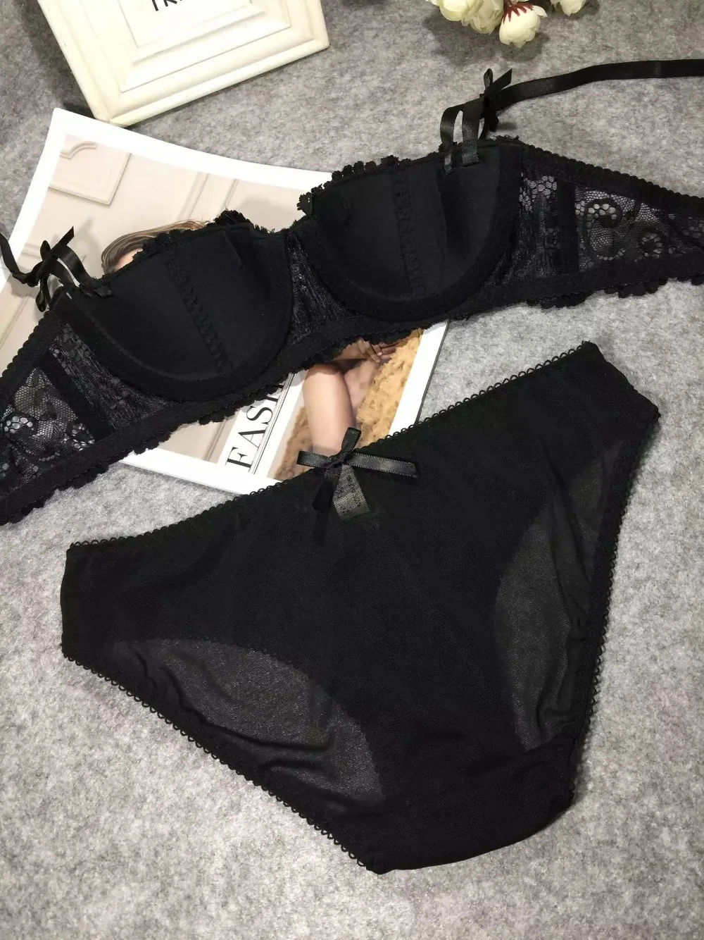 Соблазнительный модный кружевной комплект с бюстгальтером тонкой чашечкой и
