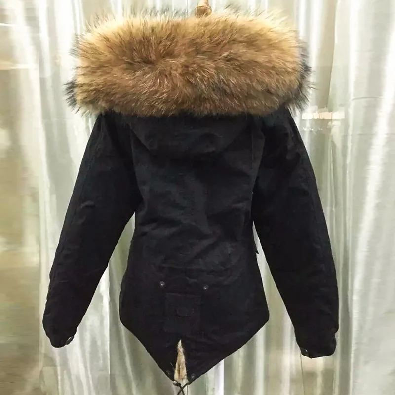 Женское пальто с капюшоном и воротником из меха енота парка армейского зеленого