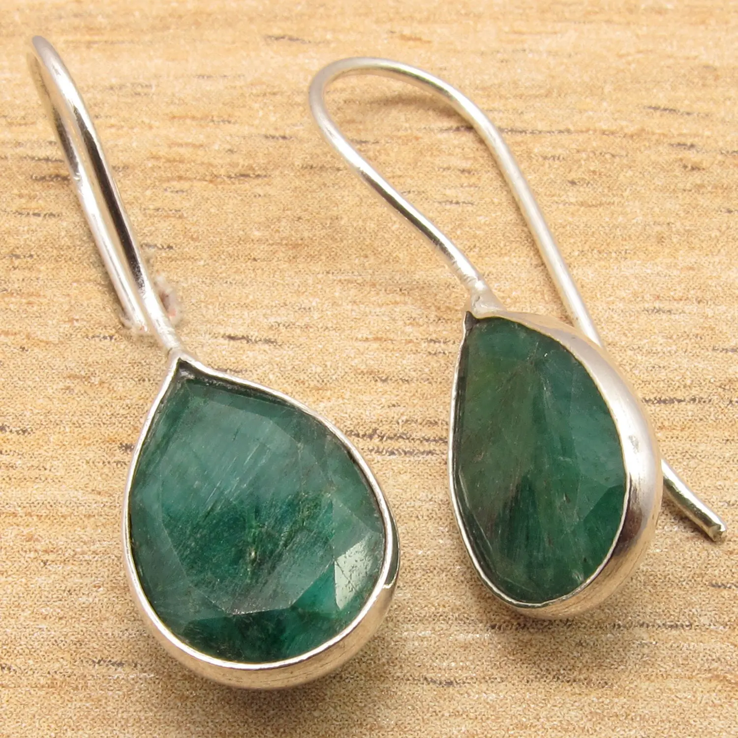 Серьги гвоздики с зелеными изумрудами и драгоценными камнями! Посеребренные