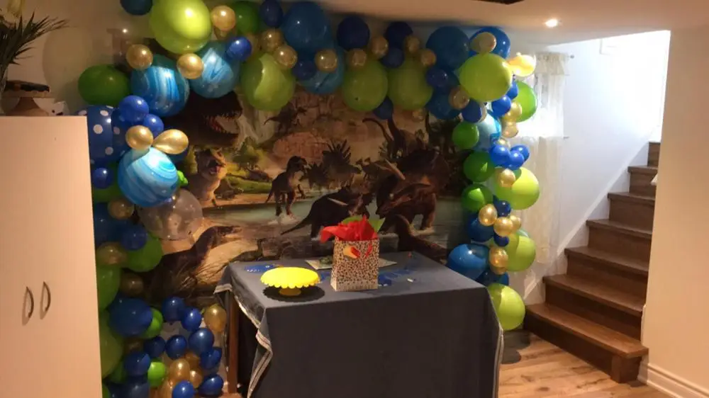 Фотообои с изображением динозавра джунглей |