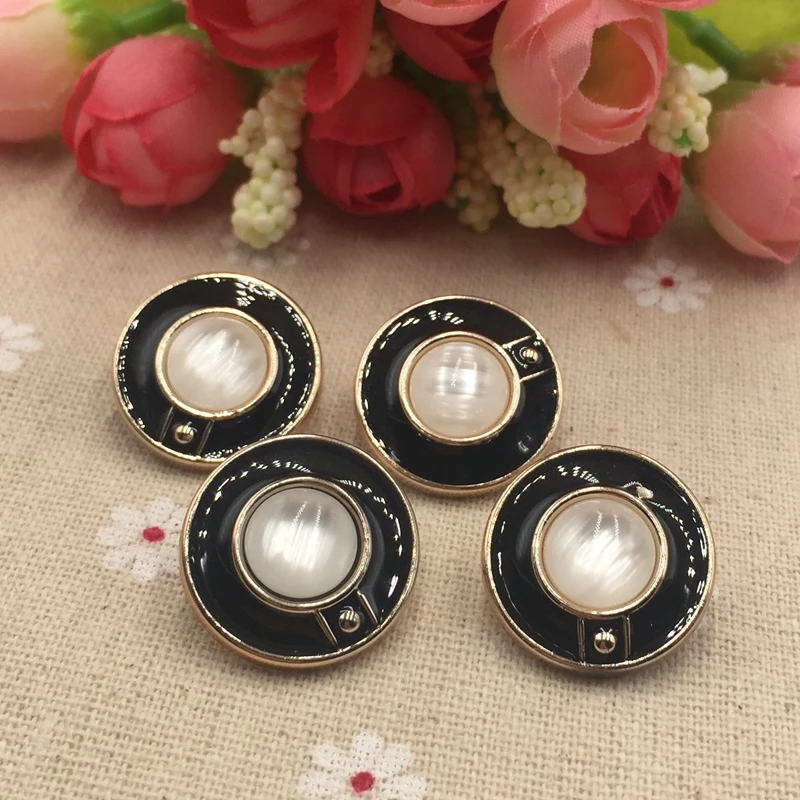 FC251 Швейные аксессуары 22 мм молочно-белое пальто с черными краями декоративные