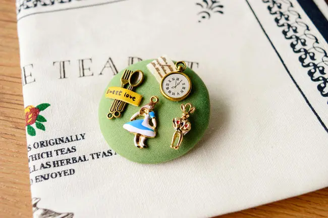 Фильм Алиса в стране чудес вечерние Ювелирное Украшение брошь виде булавки Kingsley