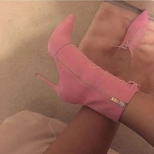 Красивые розовые замшевые женские короткие ботильоны с острым носком на тонком