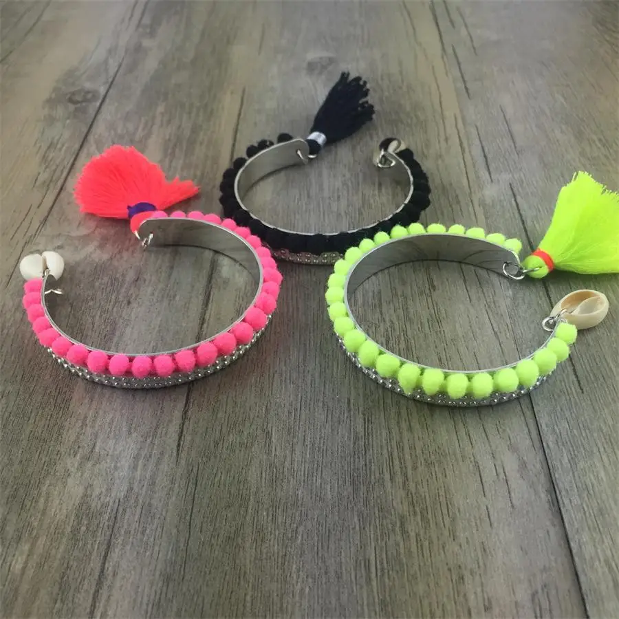 Женский браслет на запястье с кисточками серебристого цвета|Плетеные браслеты| |