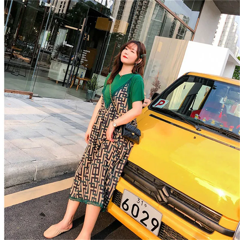 Модное платье на бретельках + футболка с коротким рукавом из двух частей