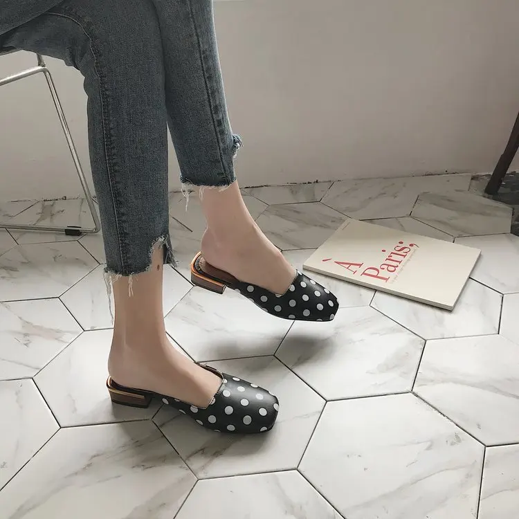 Женская обувь; шлепанцы без задника в горошек; zapatos mujer; коллекция года; сезон лето; модные шлепанцы с квадратным носком; тапочки с закрытым носком; лоферы; цвет черный, белый