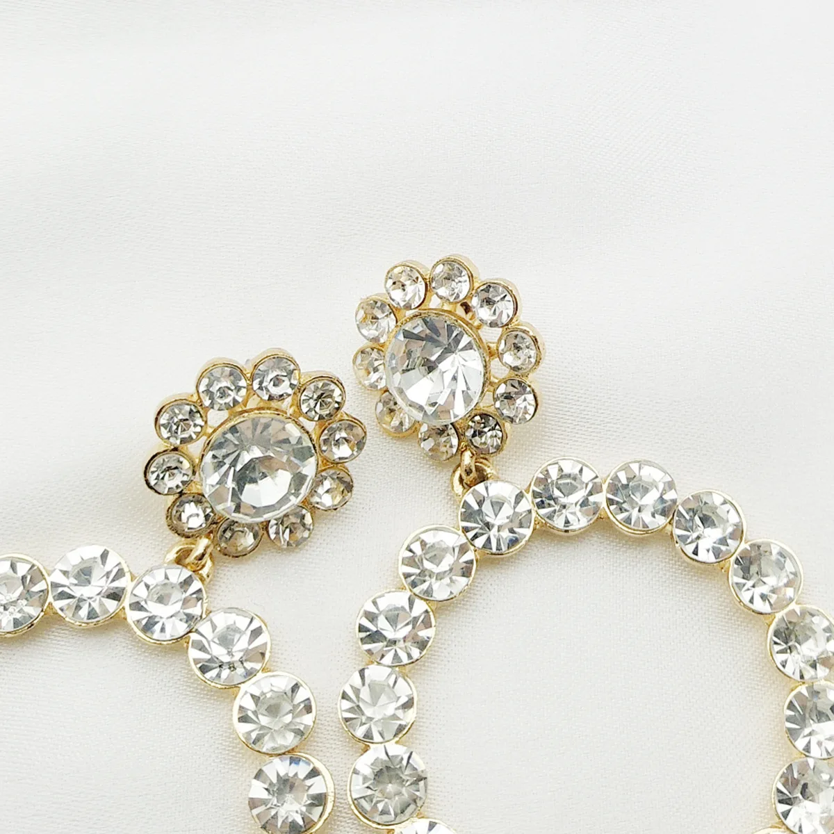 Qingwen Trendy Crystal Round Pendant Drop Earrings For Women Fashion Pearl Charm Statement Jewelry Wedding Earrings Female