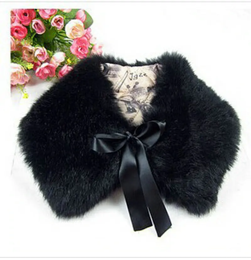 Мех на шее. Каракулевый воротник. Меховой воротник. Накидка с меховым воротником. Воротник из искусственного меха.