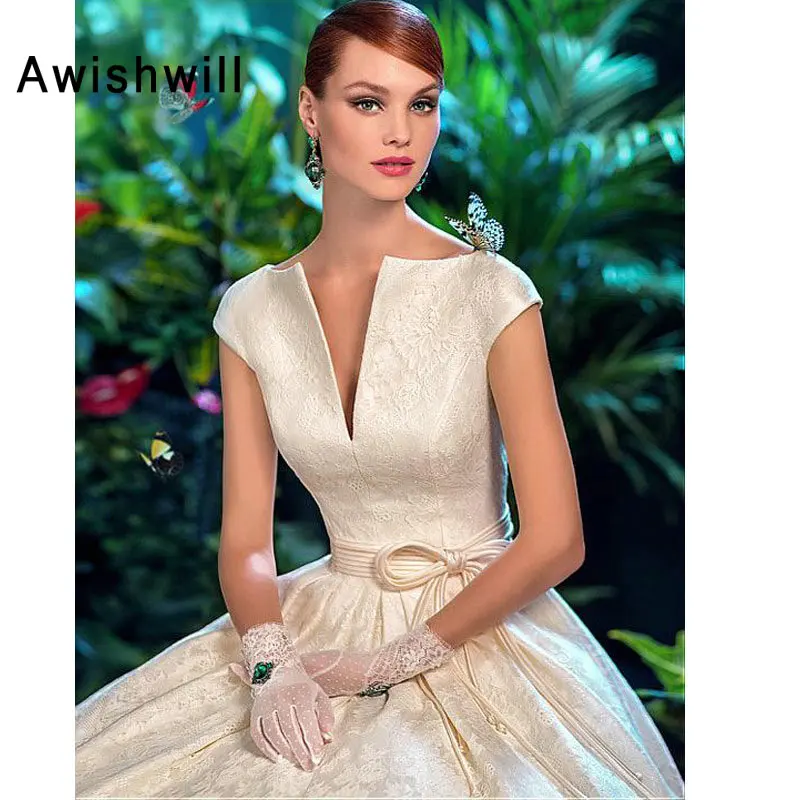 

Винтажное свадебное платье-трапеция со шлейфом, с рукавами-крылышками и шнуровкой сзади