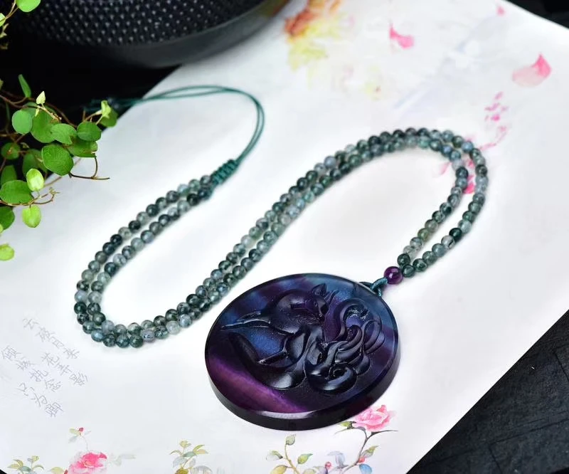 Ожерелье из натурального цветного флюорита с резьбой по девятихвостому лисе