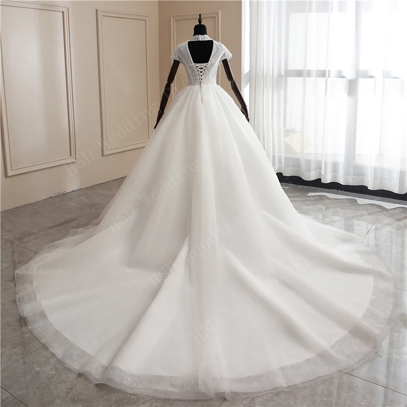 Свадебное платье со шлейфом 100 см с коротким рукавом и высоким воротом роскошное