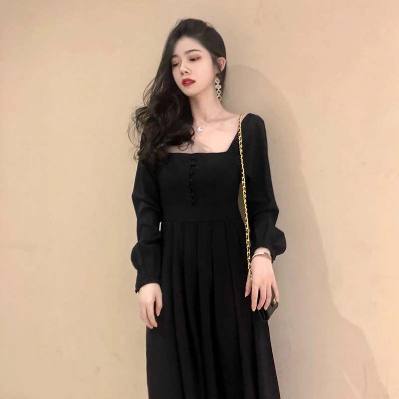 Женское платье средней длины с квадратным воротником тонким поясом и древним