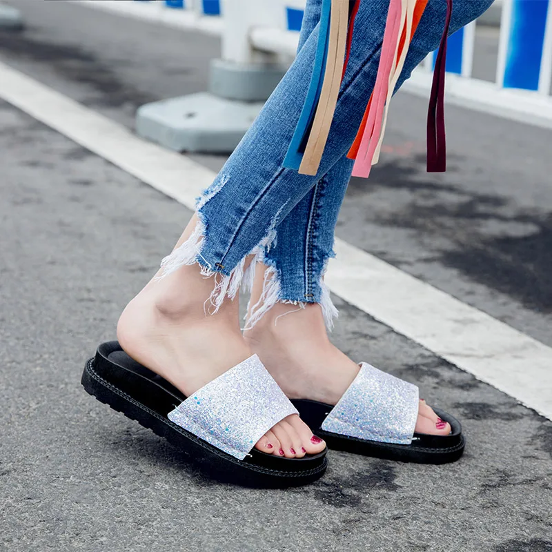 Повседневная обувь на платформе коллекция 2019 года блестящие шлепанцы летняя
