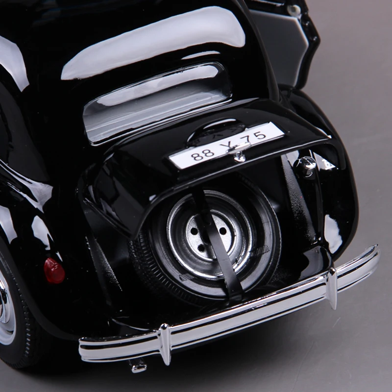 Автомобиль Maisto 1:18 литая Франция де Голль 15CV 6 Cyl (1952) металлический автомобиль из