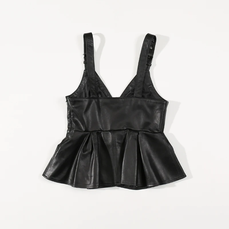 Женский жилет из натуральной кожи черного цвета с рюшами облегающий крой