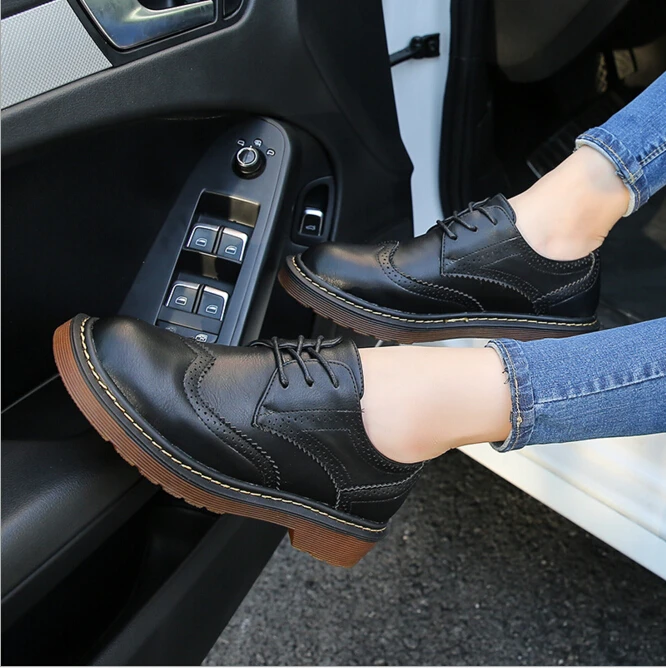 Винтажная обувь женская с перфорацией типа броги на плоской подошве со шнуровкой