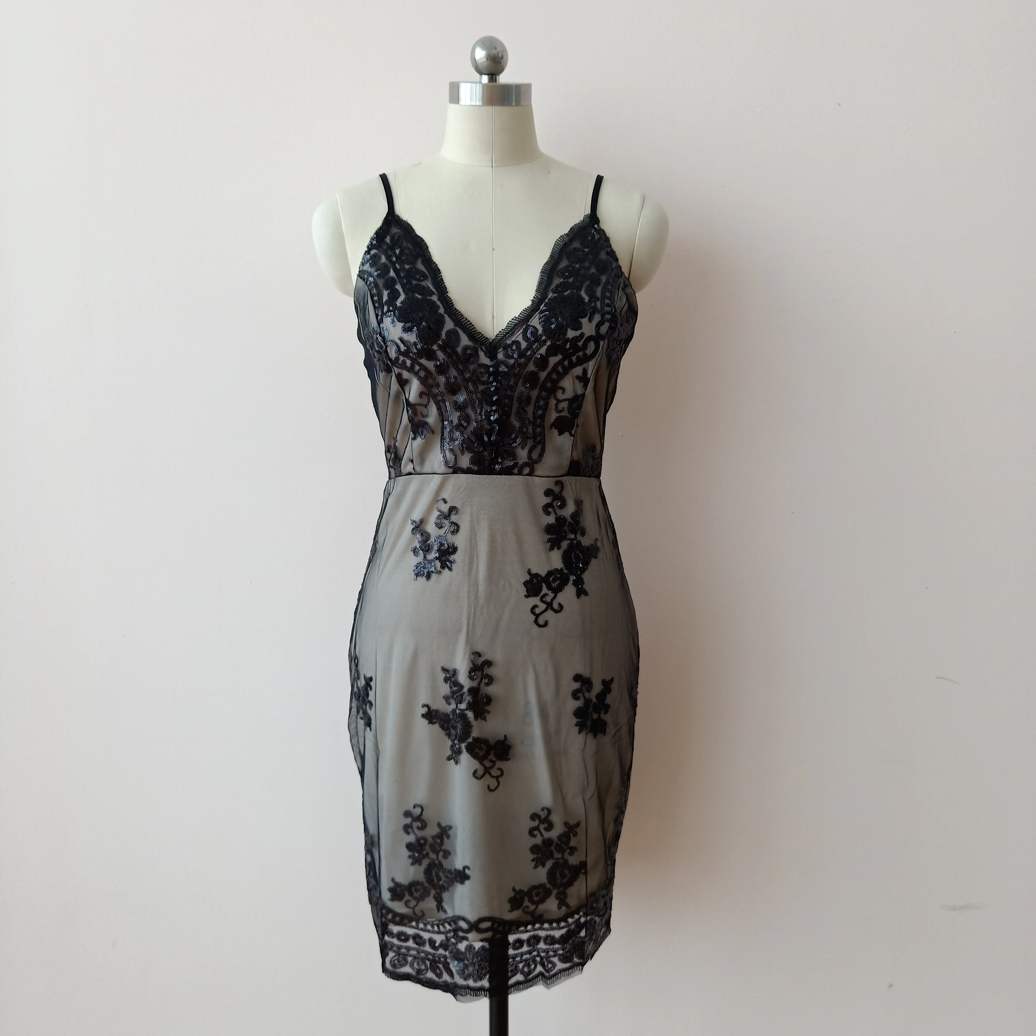 Коктейльные мини платья на тонких бретельках без рукавов с блестками открытой