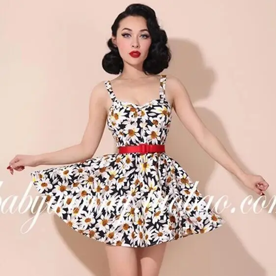 Летнее платье с ромашками в винтажном стиле женское мини открытыми плечами и