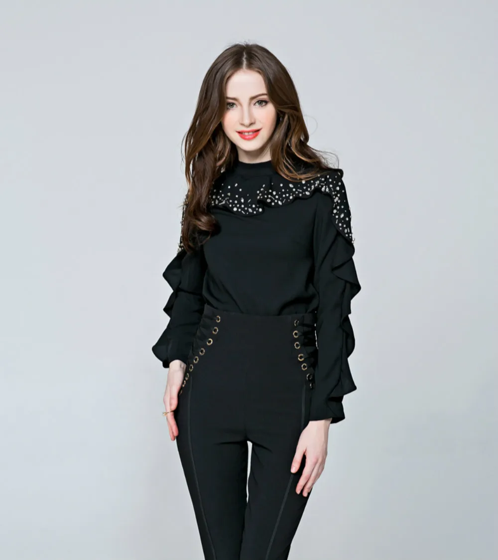 Женская модельная блузка черного и белого цвета с рукавами оборками бисером