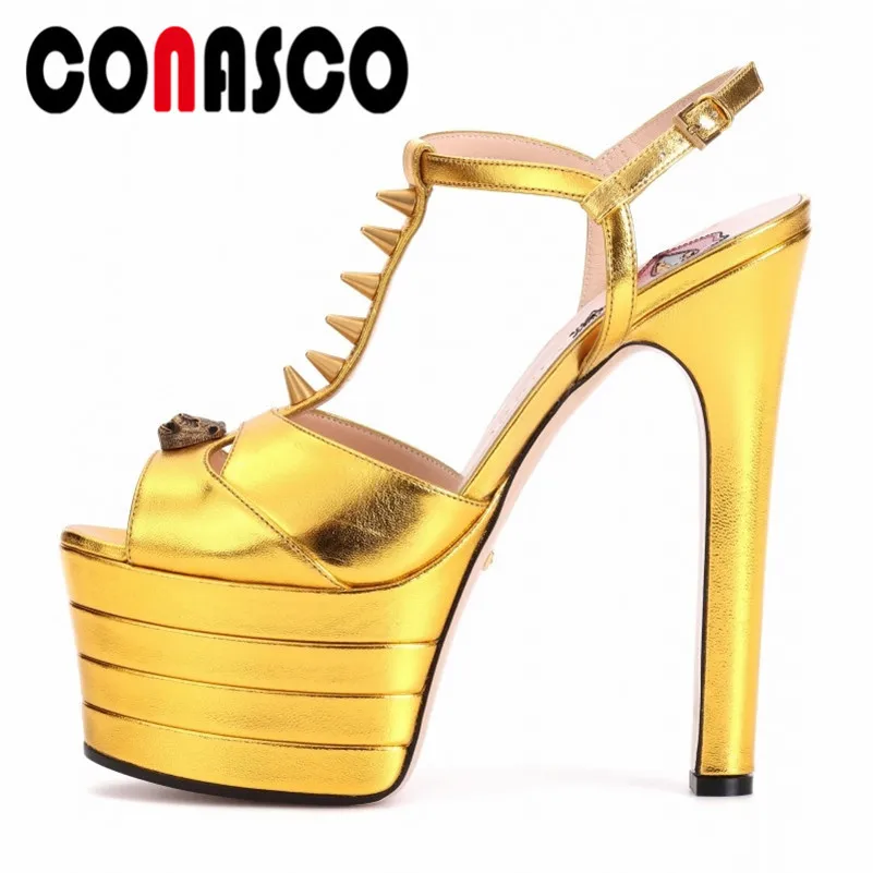 Летние сексуальные женские сандалии CONASCO с заклепками на платформе стильная