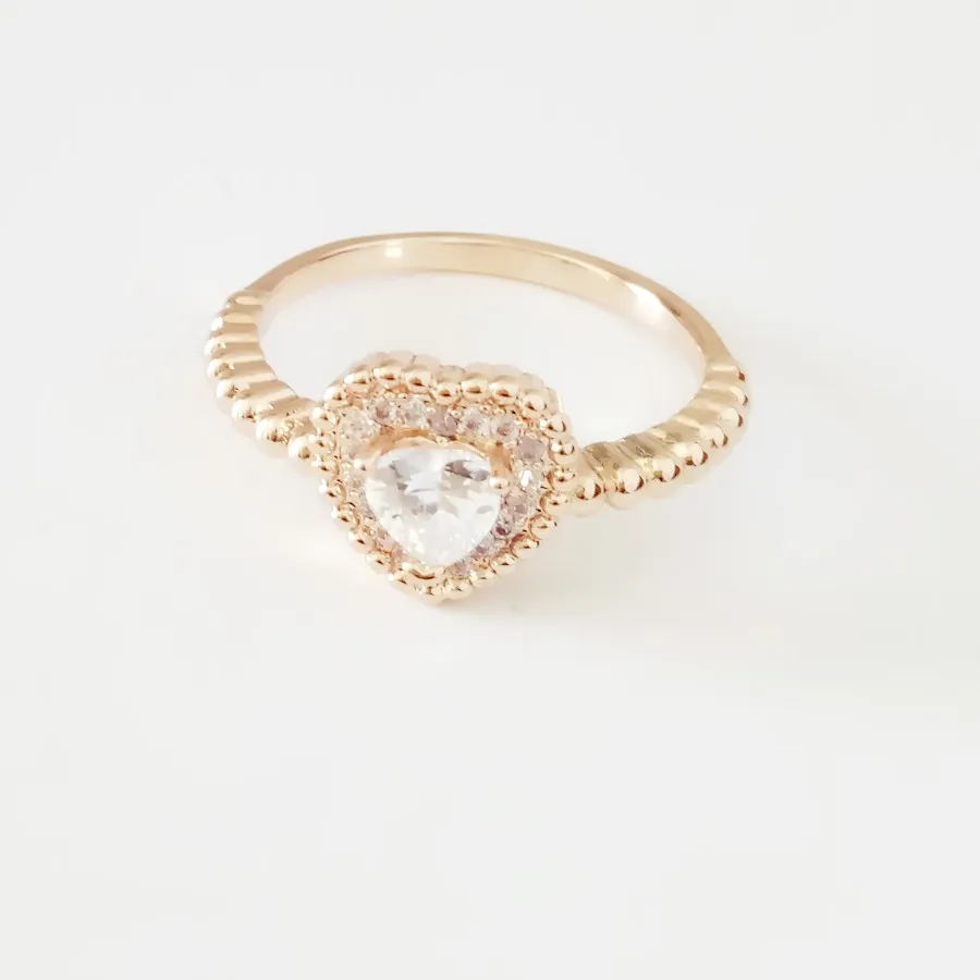 Женское кольцо с фианитом золотого цвета кубическим цирконием в форме сердца 585 |
