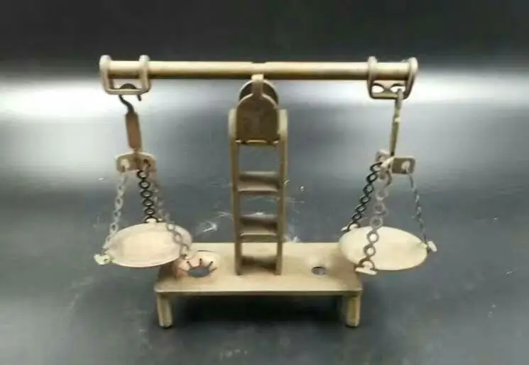 Старая медь расплавилась чтобы сделать старый баланс старая патина со вкусом