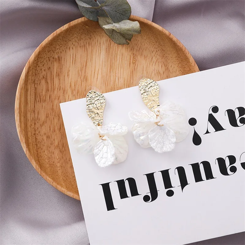 Женские серьги с белыми цветами и ракушками модные необычные маленькие