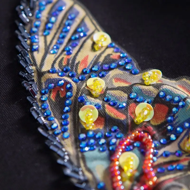 Женская стильная футболка ручной работы с бусинами и бабочками базовая короткая