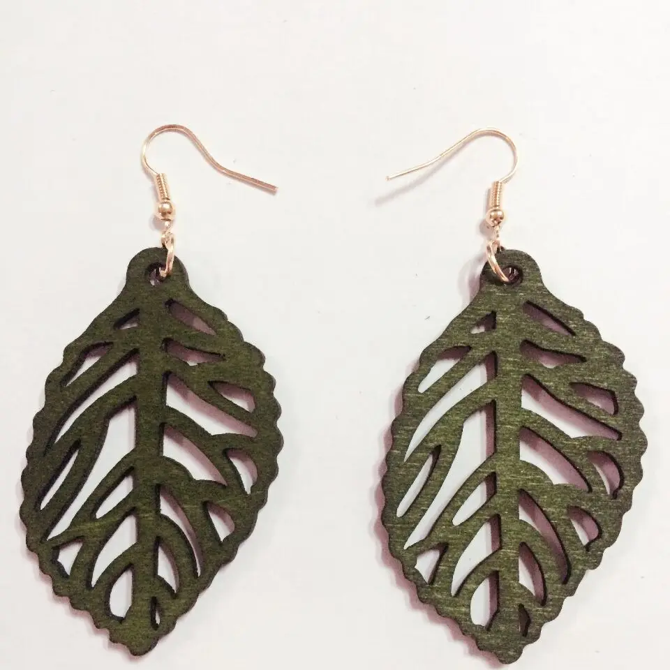 Женские деревянные серьги в картонной коробке красные и коричневые зеленого