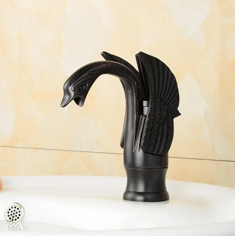 Масло втирают бронзовый лебедь бассейна раковиной кран палуба гора одно