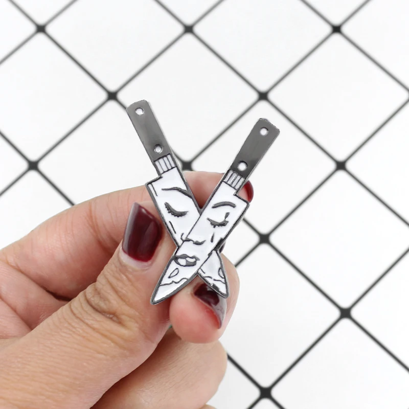 Творческая личность плачет девушка белый два ножа металл эмаль брошь одежда