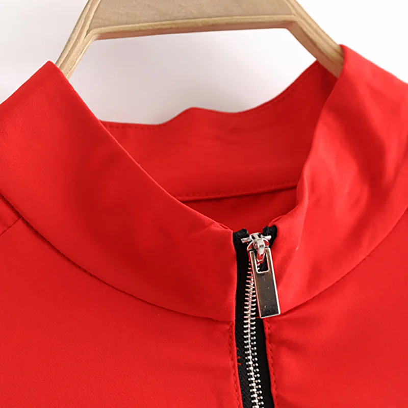 Женское платье с воротником стойкой длиной до колена длинным рукавом красное