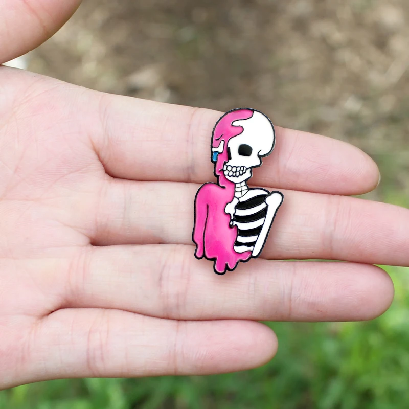 Красно белая брошь с черепом индивидуального дизайна стильная металлическая